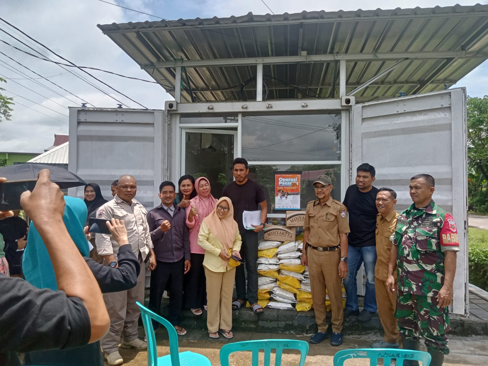 STAFF KELURAHAN TAMALANREA INDAH MEMANTAU KEGIATAN OPERASI PASAR MURAH DI KONTAINER RECOVER CENTRE KEL.TAMALANREA INDAH